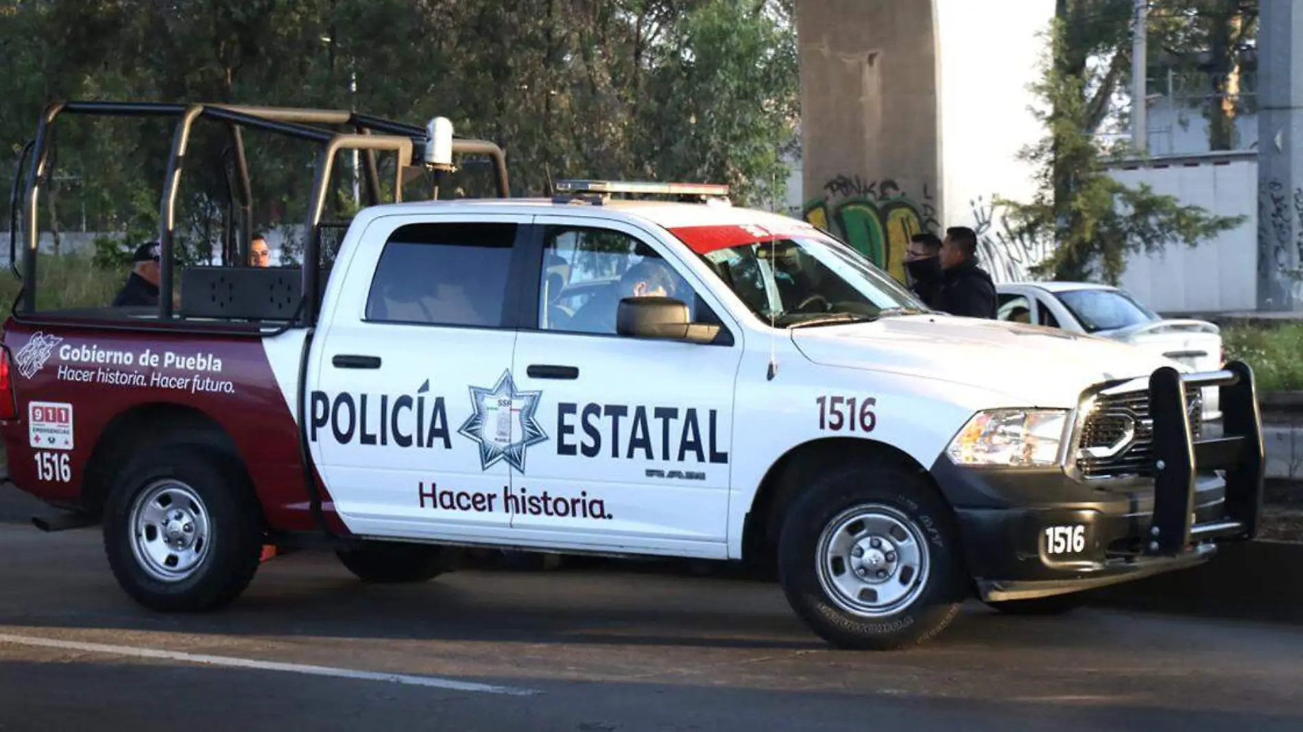 La volcadura de un vehículo y un cuerpo tirado sobre la autopista Puebla-Orizaba a la altura de la empresa Herramientas Stanley